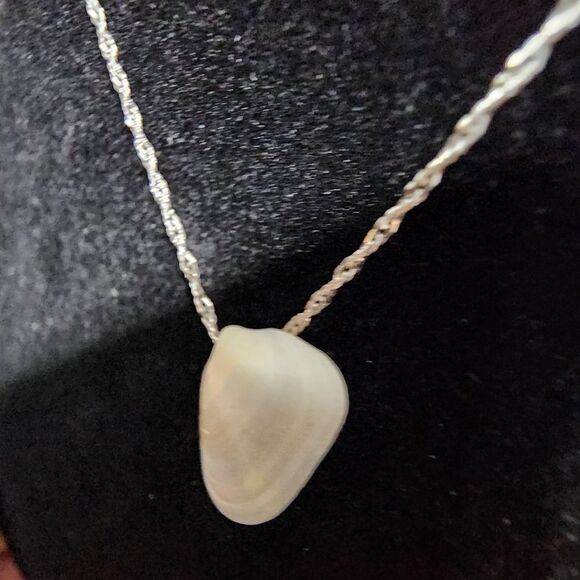 Sterling silver shell necklace - Picture 3 of 3